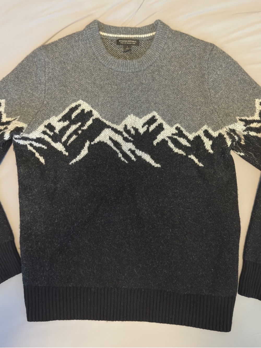 Banana Republic Men's Gray and Black Mountain-Pattern Crewneck Sweater